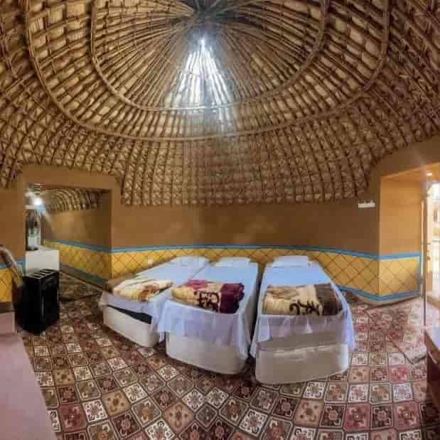 اجرای نمای سنتی بر روی سازه های گنبدی در دل کویر